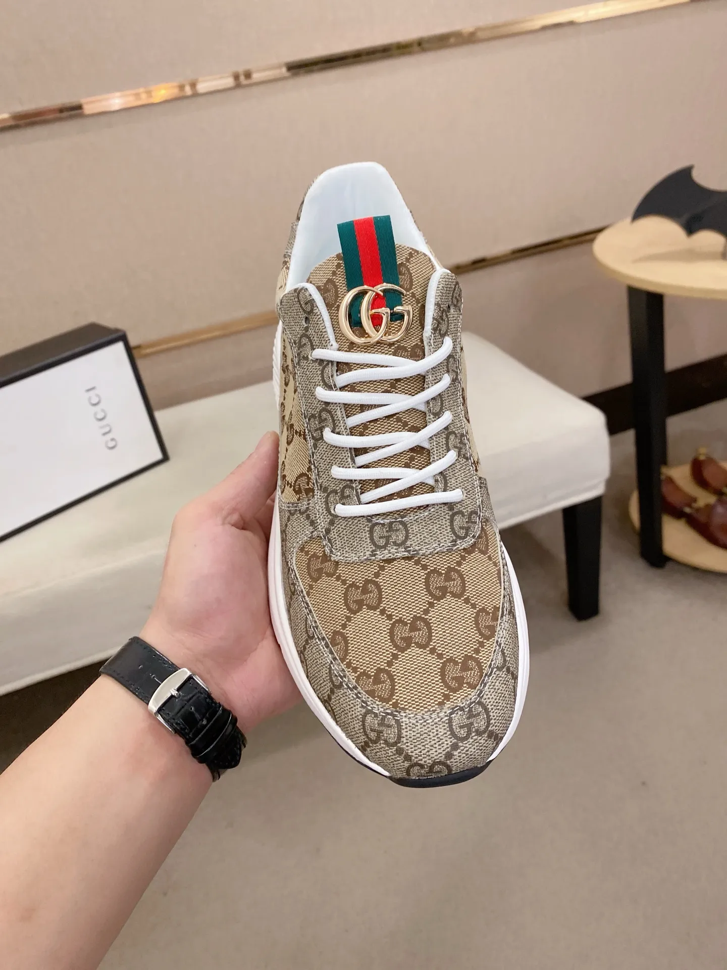 Men's shoes 💰 462💰The new GUCCI (Gucci) counters are launched simultaneously. The new men's shoes, 😘fabrics are selected from imported cowhide, and the lining is sheepskin lining. 👍🏿 High-end ☄️ air-cushion molded anti-slip rubber outsole, exquisite lines, simple and elegant, comfortable and high-end for leisure travel. Code number: 38 to 44 (45 can be customized and cannot be returned or exchanged)
